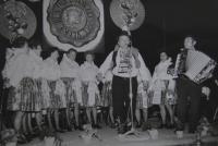 Mariánská družina, pamětnice čtvrtá zleva; Jihomoravský kraj; cca 1980