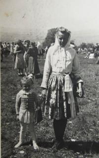 Pamětnice se svou dcerou Bohunkou na pouti u svatého Antonínka; Blatnice; cca 1955