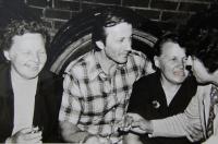 Radoslav Brzobohatý na návštěvě sklípku u Vyskočilů; Blatnice; cca 1970