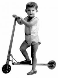 Richard Jung jako dítě na koloběžce