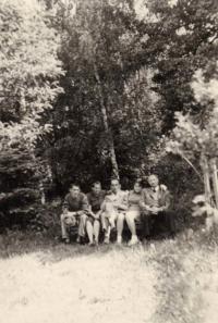 zleva: Richard Jung, matka, matčin bratr (bývalý osvětimský vězeň), Jungova sestra a otec