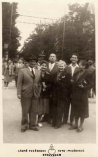 Rodinné foto. Den, kdy Jung odjíždí do exilu. Zleva: Ladislav Jung s manželkou, matčin bratr se ženou, Richard Jung se sestrou  