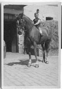 Pavel Horešovský jako chlapec na koni 1