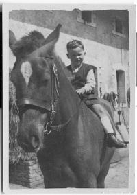 Pavel Horešovský jako chlapec na koni 2