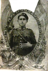 Fotografie otce paní Michailidu pořízena ještě před občanskou válkou. V horní části je odstřižena královská koruna.