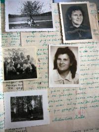 Fotografie Kostase Michailidise z období pobytu v dětském domově. Žena na dvou fotografiích napravo je v rozhovoru zmíněná vychovatelka „mamma Elis“