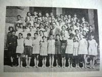 Hromadná fotografie dětského kulturního souboru, ve kterém dříve vystupoval pan Michailidis