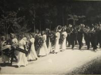 Pohřeb zavražděných mužů při zákřovské tragédii-14. května 1945, Tršice