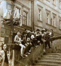 Ze závodu „Běh do zámeckých schodů“ pro pražské oddíly. V 70. letech pořádal Döllingerův oddíl 7 ročníků závodu.