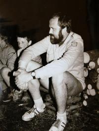 Pavel Döllinger na táboře u Velké Chyšky u Pacova (rok 1976 nebo 1977). Na rukávu „krojové“ košile je vidět znak TJ Viktoria Žižkov.