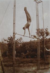 Horizontal bar exercise
