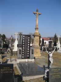 Hromadný hrob zavražděných mužů při zákřovské tragédii v Tršicích-2011