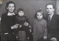 Rodina Tichavská-pamětnice Anna, dcera Drahomíra a Jarmila a manžel Vojtěch