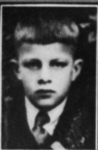 Vladimír Švarc- šestnáctiletý syn bratrance pamětnice zavražděný 20. dubna 1945 u samoty Kyjanice