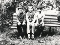 Julek s kamarády po propuknutí nemoci, 1972