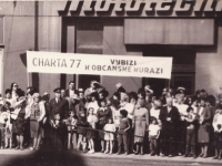 Rudolf Bereza s Tomášem Hradílkem na 1. máje 1987 s transparentem s nápisem-Charta 77 vybízí k občanské kuráži