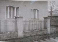 V lednu 1989, když byl pamětník mluvčím Charty 77 a  někdo na jeho dům napsal -Ať žije KSČ a LM