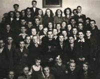 Ulrychová-mládež CČS v Dobrušce s farářem Oldřichem Seifertem