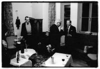 Společně v bytě I. Klímy:  V. Havel, L. Vaculík,  K. Schwarzenberg, I. Klíma  