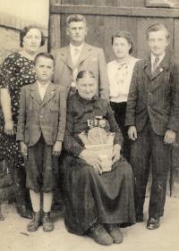Marie Hlavatá with her children and grandchildren