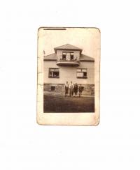 Tatínek s kočím před rodným domem