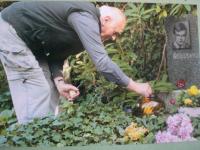 U hrobu Václava Hraběte