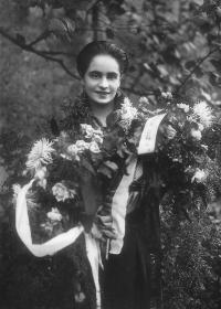 Božena Malypetrová při své maturitě v roce 1925