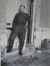 V Bray Dunnes před velitelstvím roty, 1944