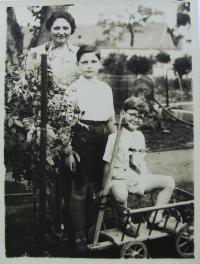 Tom s matkou a bratrem, 1939