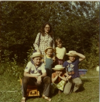 Kamila Bendová with her children at the time when Václav Benda was in prison - 1981