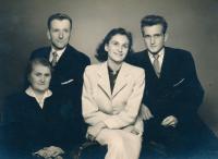 Rodina Milana Sehnala v době, kdy byl ve vězení. Zleva rodiče, sestra Anna a bratr Jaroslav