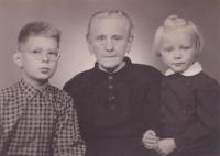 Maminka Josefa V. Tomana, vlevo zřejmě syn