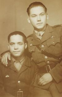 Jacko (vpravo) v roce 1946