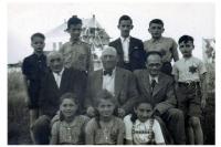 Výbor tajné židovské školy v Holicích v období 1941 - 42. Vlevo martin Roubíček, úplně vpravo bratr Tomáš, dospělý vpravo otec Jan a před ním dole Hana Neumannová. Všichni ostatní byli zavražděni v Osvětimi