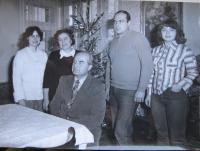 Rodina Smahelova-zleva sestra pamětníka Hedvika, matka Hedvika, otec Rudolf, pamětník, sestra Jana-Vánoce 1978, Olomouc