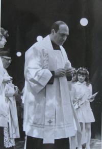 Rudolf Smahel jako kněz v roce 1978 v Uherském Brodě