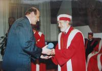 Rudolf Smahel při přebírání docentského diplomu, UP Olomouc-1994
