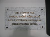 Pamětní deska povstání 1. června 1953 v budově radnice v Plzni