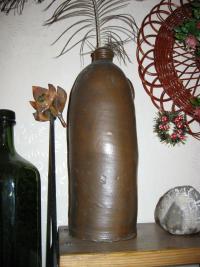 Z plzeňských středověkých sklepů - láhev na lázeňskou vodu