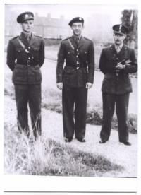 Gustav Svoboda v roce 1942 během vojenského kurzu v Anglii. Vlevo ppor. Zádrapa - později velitel praporních dílen, vpravo por. Radmar Gudmesta - žije v USA.