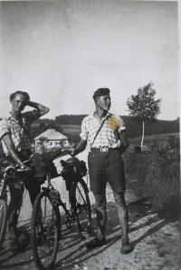 Na trempu- bratr pamětníka Bohuslav a Karel Veselý