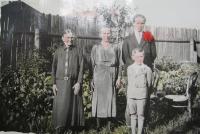 Rodina pamětníka, zleva - babička, maminka Marie, bratr Bohuslav a Stanislav