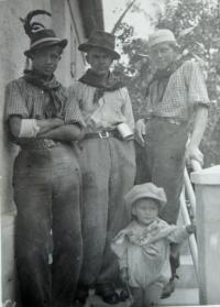 Zprava bratr pamětníka Bohuslav, kamarád Vašek Valenta a bratr František u strýce Krásného v Bratislavě - 21. 6. 1934