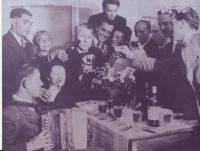 Narozeniny Tondy Bakeše, 13. června 1941 -  poslední setkání před zatčením (pamětník je s harmonikou, vedle něho Josef Bíca, stojící uprostřed Ludvík Kodýtek)