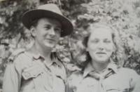 Antonín Holub s manželkou v junáckém kroji