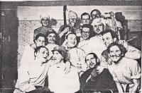 Ruský večer v lágru, prvý z leva v zadní řadě Pepa Berkovec, 4 se saxofonem Jarda Veselý, x označený Vašek Šůla - zahynul při náletu v Oschersleben