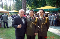 s čínskými důstojníky na  recepci v rezidenci ruského  velvyslance v Jurmale (Lotyšsko, 2007)