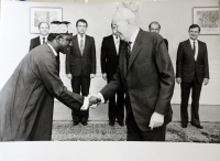 Ladislav Kubizňák jako pracovník protokolu FMZV při audienci velvyslance Sierra Leone Sorsoh Ibrahim Conteh u prezidenta Husáka - 21.3. 1985 