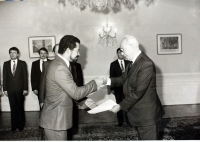 Ladislav Kubizňák jako pracovník protokolu FMZV při audienci velvyslance Kapverd u prezidenta Husáka - 1985 