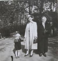 Praha 1937, zleva Marie Kovářová (Lerachová), její maminka Marie Lerachová a maminka popraveného otce Františka Leracha - Anna Lerachová